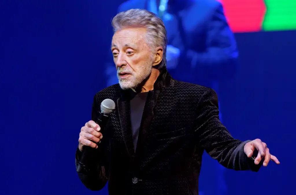 Following The Release Of Viral Performance Videos, Frankie Valli “Clears The Air” And Responds To Fans’ Health Worries